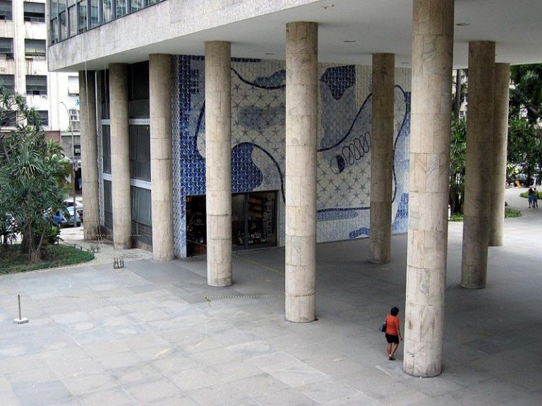 Palácio Gustavo Capanem - pilotis com azulejos desenhados por Portinari